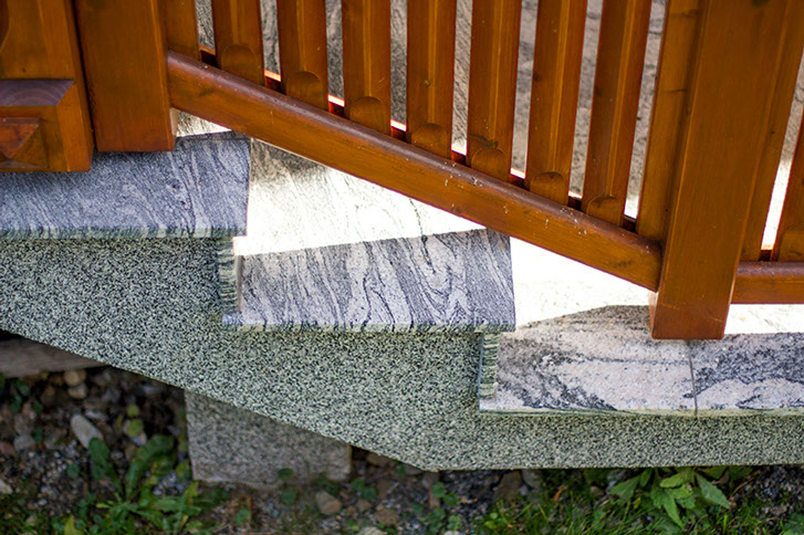 Außenanlage in JUPARANA CHIN,
geflammte, polierte Oberfläche