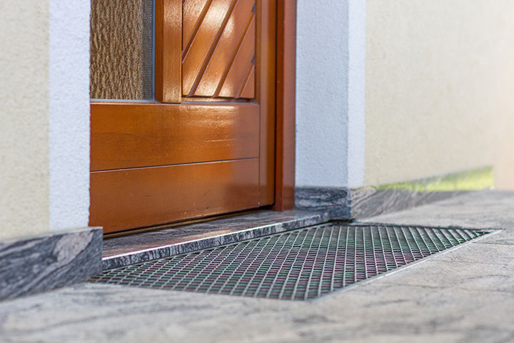 Außenanlage in JUPARANA CHIN,
geflammte, polierte Oberfläche