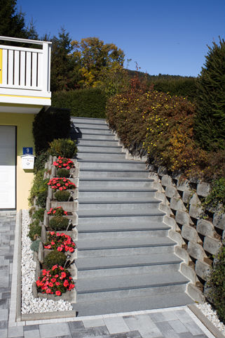 Außenanlage in PADANG DARK, geflammte Oberfläche