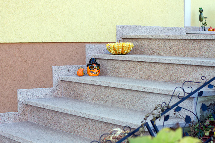 Außenstiege in GOLDEN LEAF,
geflammte Oberfläche