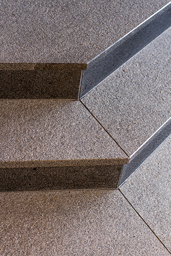 
Außenstiege in PADANG DARK,
gebürstete Oberfläche und Setzstufe in polierter Ausführung