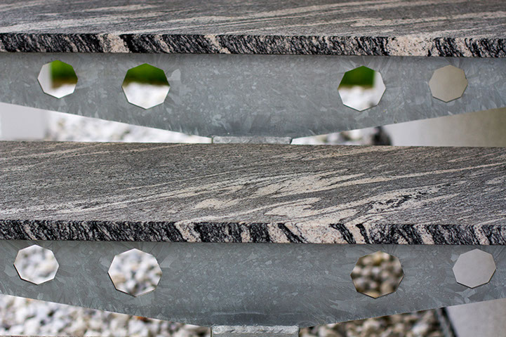 Freitragende Außenstiege in JUPARANA CHIN,
geflammte Oberfläche