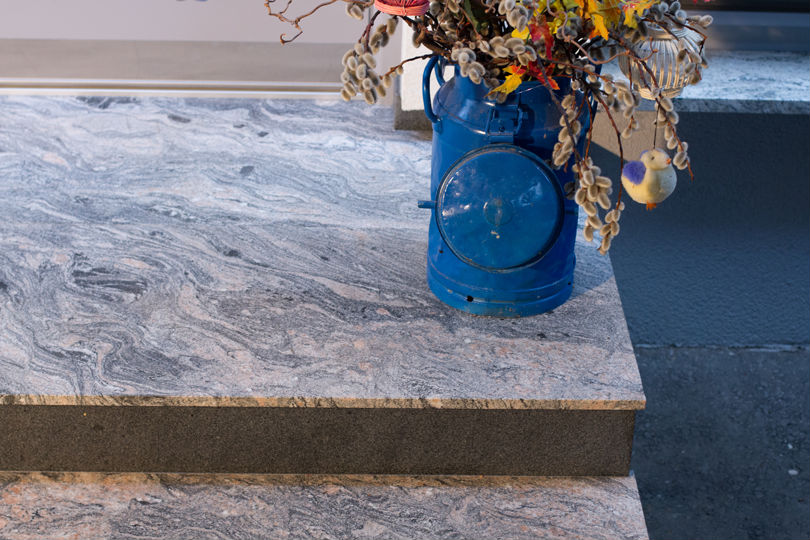 Außenstiege in SAND WAVE,
gebürstete und PADANG DARK in polierter Ausführung